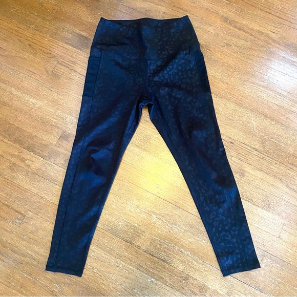 Leg End active wear black leopard leggings with pockets - Picture 6 of 11